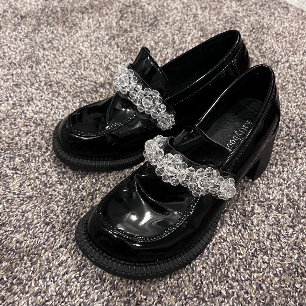 High-heeled shoes are very comfortable.